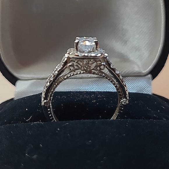 Woman's Engagement Dimond 14k gold ring - Picture 4 of 8